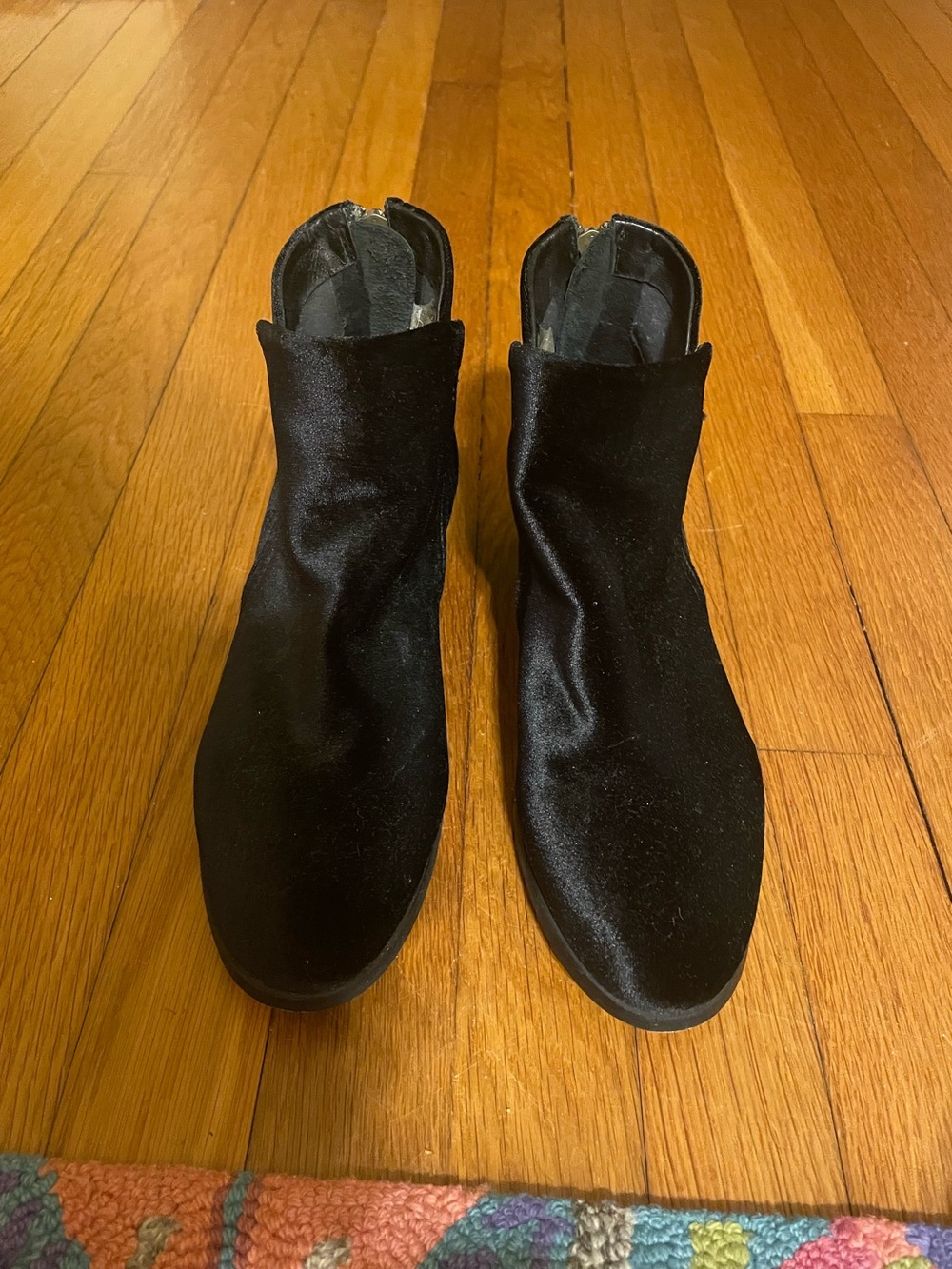 H London Women’s Size 8 Black Velvet Booties